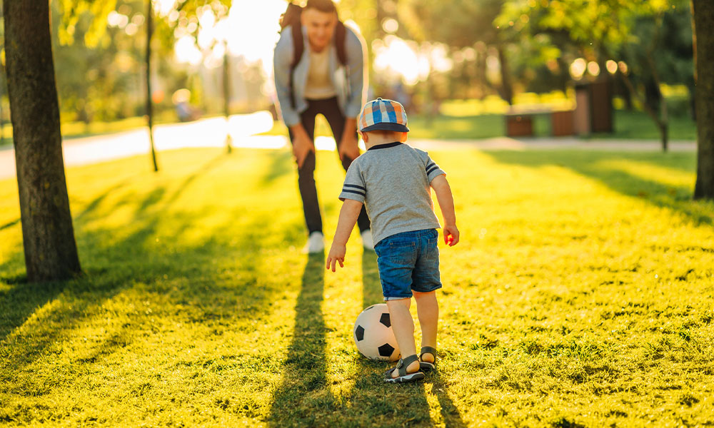 Vater und Sohn spielen Fußball